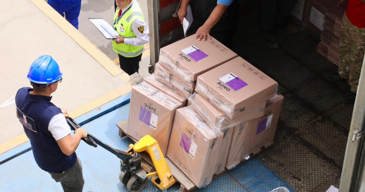 ONPE inicia traslado de material de capacitación a Amazonas para elecciones regionales y municipales